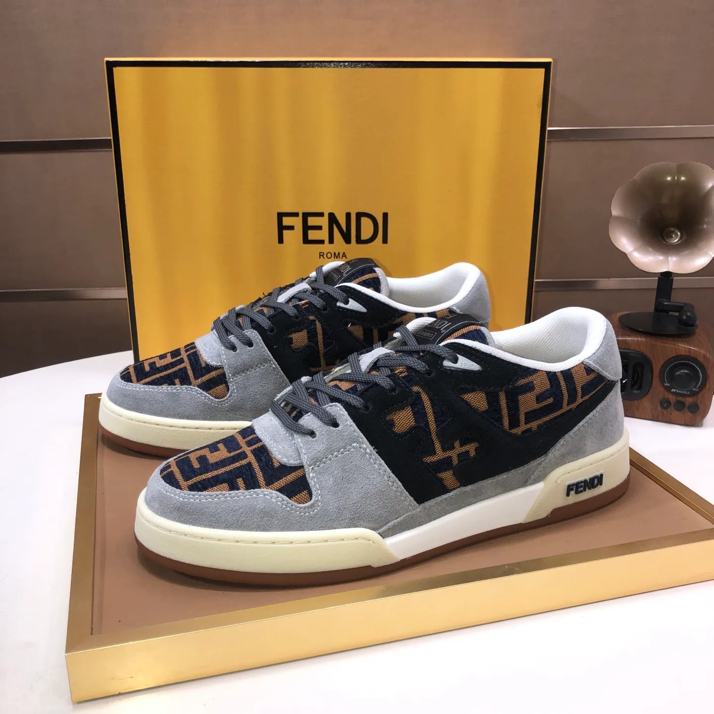 Men's men's shoes 💰600💰 Fendi 2023 latest couple model 🔥 Many 💑 stars have the same style FD match Original one-to-one replica Designer Kim Jones's first sneaker fendi match and Donkey brand Trainer basketball sneakers Material: Original silk leather Lining: Breathable mesh Packaging: Original 1:1 matching high-end packaging Size: Female 35-40 Male 38-44 (45 46. Custom-made (no return or exchange)